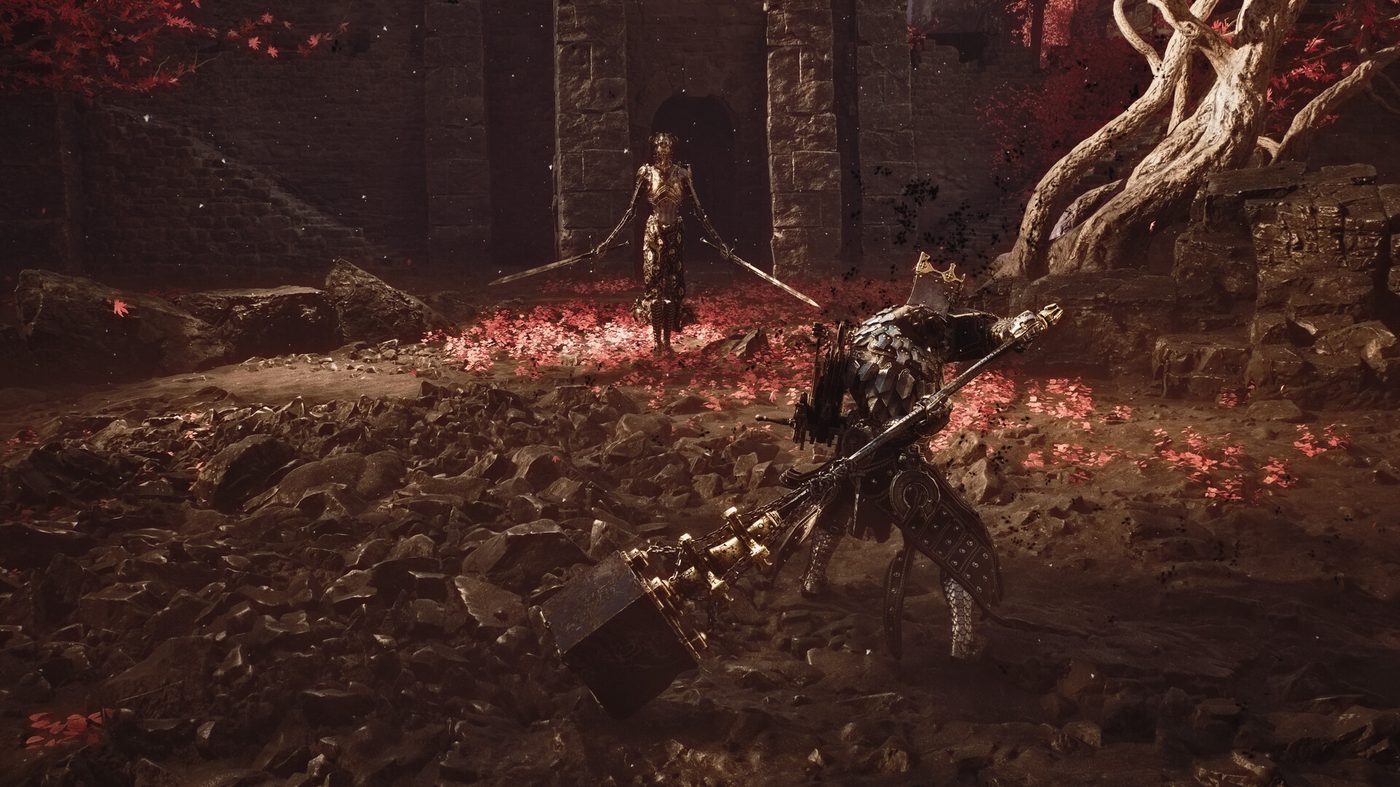 Mortal Shell II の公式スクリーンショット：廃墟の中庭で二刀流の敵と対峙する1人のプレイヤー